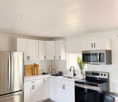 Laie House | Hale Moana Retreat AC Walk to Ocean and Spacious Family Stay