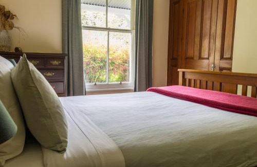 Duvauchelle House | Halfmoon Cottage