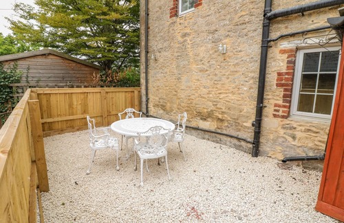 Lechlade Cottage | HALFPENNY COTTAGE, pet friendly, with a garden in Lechlade-On-Thames