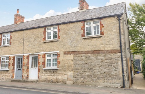 Lechlade Cottage | HALFPENNY COTTAGE, pet friendly, with a garden in Lechlade-On-Thames