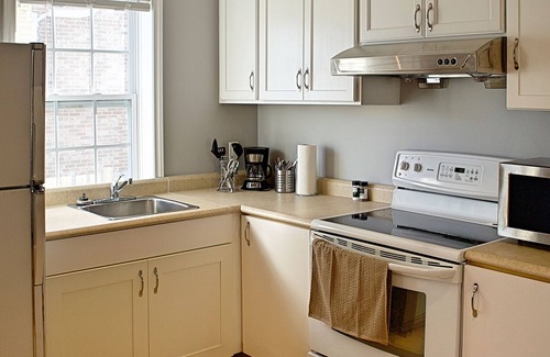 Timberlea Apartment | Halifax/Lakeside Bachelor Queen Bed Prvt Bath/Kitchen/Entrance (Front Unit)