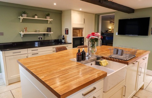 Glentham House | HALL FARM, pet friendly, luxury holiday cottage, with pool in Lincoln