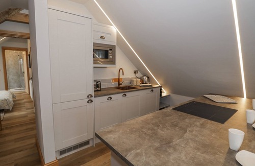 Peopleton Cottage | HALLGARTH FARM HOLIDAY LODGE, pet friendly, with hot tub in Peopleton