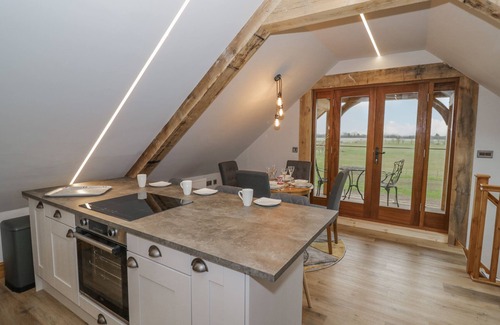 Peopleton Cottage | HALLGARTH FARM HOLIDAY LODGE, pet friendly, with hot tub in Peopleton