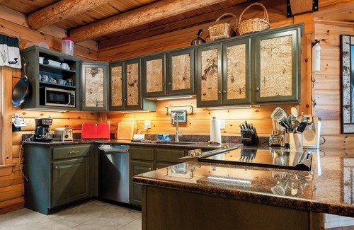 Rangeley Plantation House | 🐾Halls on Mooselookmeguntic - Beautiful Log Home on Mooselookmeguntic Lake, dog friendly