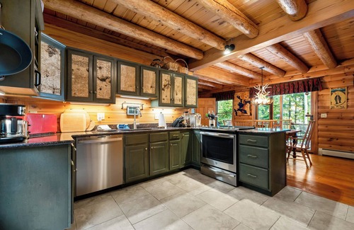 Rangeley Plantation House | 🐾Halls on Mooselookmeguntic - Beautiful Log Home on Mooselookmeguntic Lake, dog friendly
