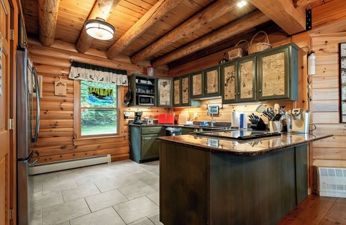 Rangeley Plantation House | 🐾Halls on Mooselookmeguntic - Beautiful Log Home on Mooselookmeguntic Lake, dog friendly