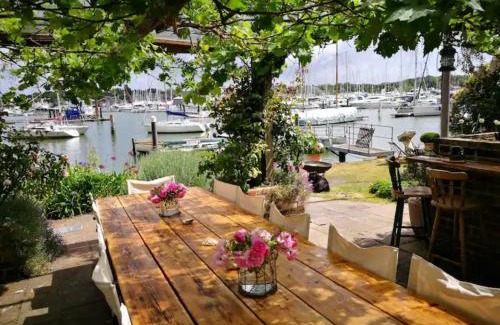 Bursledon House | Hamble Riverside Cottage