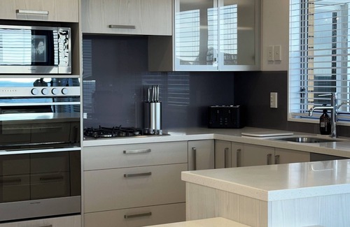 Rewa House | Hamblyn Heights - Your Seaside Escape in New Plymouth with Panoramic Seaviews!
