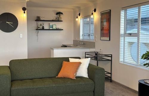Rewa House | Hamblyn Heights - Your Seaside Escape in New Plymouth with Panoramic Seaviews!