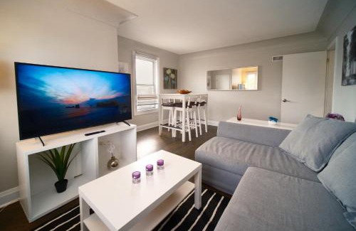 Hamilton Apartment | Hamilton Chic Retreat - Comfy Beds - Garden - Pool