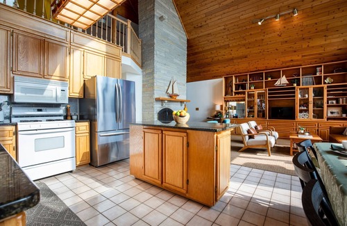 Idlewild House | Hammarstrom House - Private Waterfront and Hot Tub