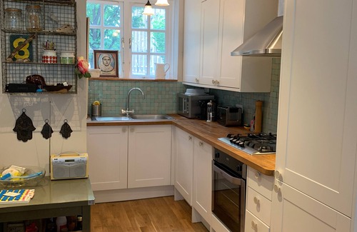 Hammersmith Apartment | Hammersmith, W6. Gr floor 2 bedroom flat sleeps 4