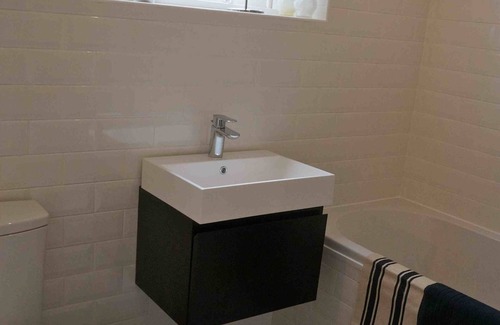 Hammersmith Apartment | Hammersmith, W6. Gr floor 2 bedroom flat sleeps 4