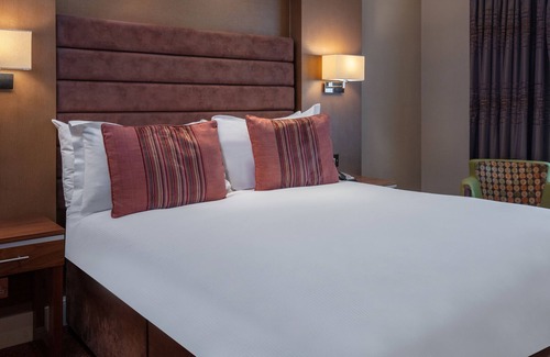 Lychpit Hotel | Hampshire Court Hotel & Spa