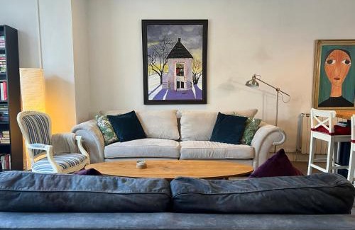 East Molesey Apartment | Hampton Court Grand Snug Sleeps 6 - Palace walk