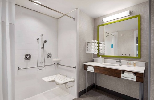 North Glenmore Hotel | Hampton Inn & Suites by Hilton Kelowna Airport