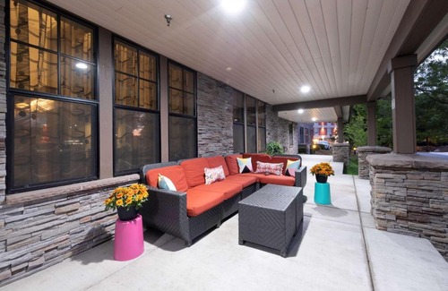 Dupont Hotel | Hampton Inn & Suites DuPont