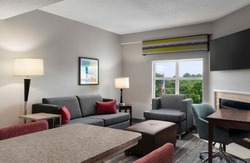 Central Newport News Hotel | Hampton Inn & Suites Newport News-Airport - Oyster Point Area