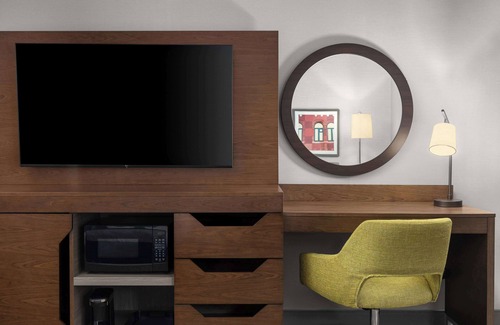 Mono Hotel | Hampton Inn & Suites Orangeville, On