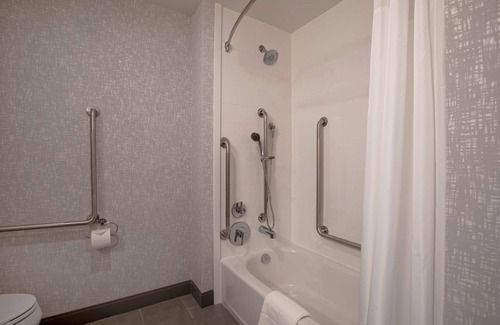 Ottawa Division Hotel | Hampton Inn & Suites Ottawa West