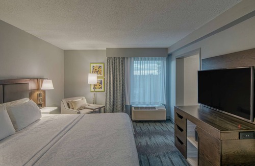 St. Charles Hotel | Hampton Inn Waldorf