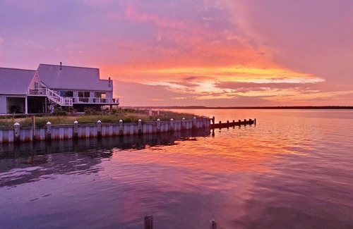 Flanders House | Hamptons Waterfront Escape/Hot Tub & Resort Style