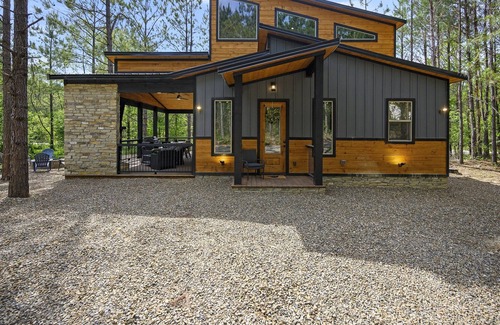 Golden Cabin | Hang Loose- Sleeps 8, 2 King Suites + Bunkroom