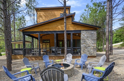 Golden Cabin | Hang Loose- Sleeps 8, 2 King Suites + Bunkroom