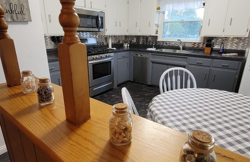 Conneaut House | Hanks Harbor, 1/4 mile to Lake Erie, Marina, Beach, local restaurants.