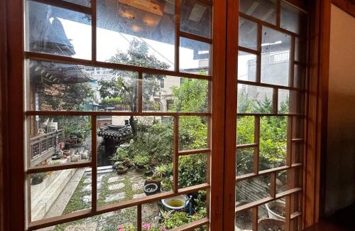 Seongbuk-dong House | Hanok Isimje Stay