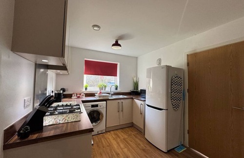 Swindon House | Hanwell House SN25 Long Stays Sleep 5 Free Parking