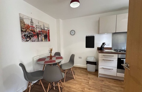 Swindon House | Hanwell House SN25 Long Stays Sleep 5 Free Parking