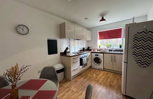 Swindon House | Hanwell House SN25 Long Stays Sleep 5 Free Parking