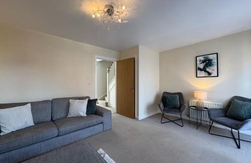 Swindon House | Hanwell House SN25 Long Stays Sleep 5 Free Parking