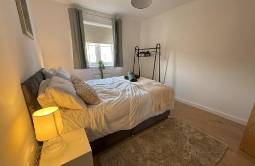 Swindon House | Hanwell House SN25 Long Stays Sleep 5 Free Parking
