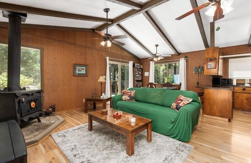 Sierra Cedars Cabin | Happy Bear- cozy & quaint cabin near the lake!
