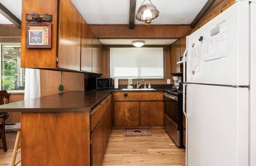 Sierra Cedars Cabin | Happy Bear- cozy & quaint cabin near the lake!