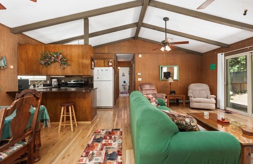 Sierra Cedars Cabin | Happy Bear- cozy & quaint cabin near the lake!
