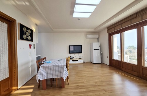 Jongdal-ri House | Happy Hue Pension