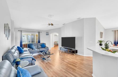 Boyette Springs House | Happy place! 2 king beds, hot tub, free parking