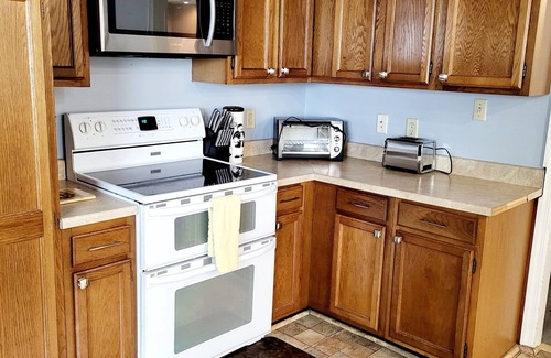 Port Matilda House | Happy Valley retreat - whole house, large living room, EV charger