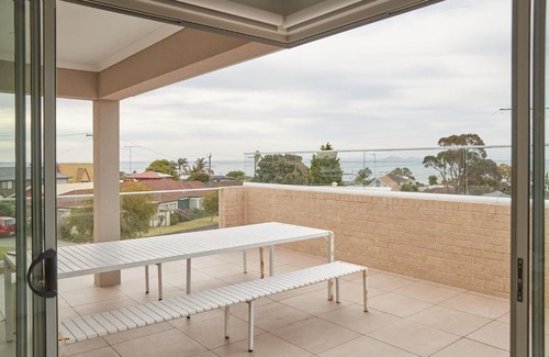 Clifton Springs House | Harbour Horizons - Balcony BBQs and Calm Water Views