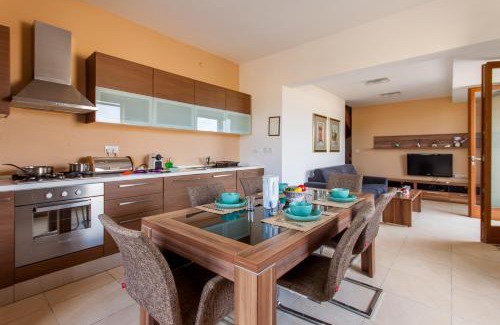 Ghajnsielem House | Harbour Views Gozitan Villa Shared Pool - Happy Rentals