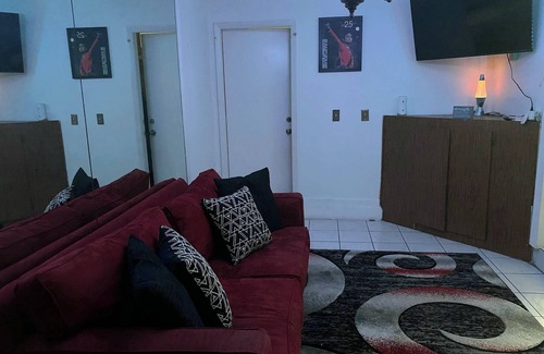 Miami Gardens House | Hard Rock Escape – Luxe Stay w/Theater,Grand Patio,1.5mi to Stadium, City Nexus