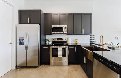 Hollywood Apartment | Hard Rock Gem mins to Diana Pointe & Beach-FLL Airport with Workspace & Pool