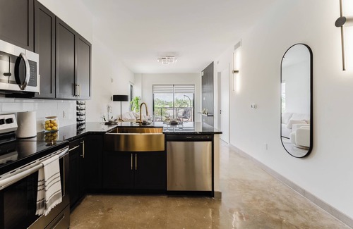 Hollywood Apartment | Hard Rock Gem mins to Diana Pointe & Beach-FLL Airport with Workspace & Pool