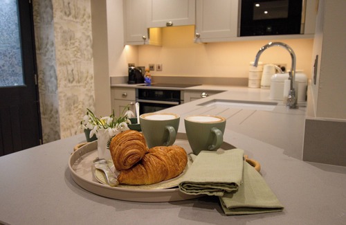 Crosthwaite Cottage | HARDRIGGS BANK COTTAGE, pet friendly, with a garden in Windermere