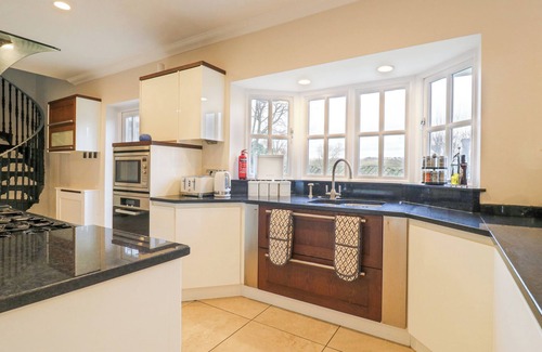 Canvey Island Cottage | HARDY'S WAY 34, pet friendly, with a garden in Canvey Island