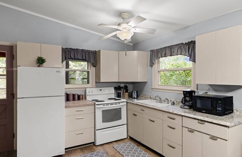 Kabletown House | Harpers Ferry Cottage: Hot Tub, WiFi, Dog-Friendly